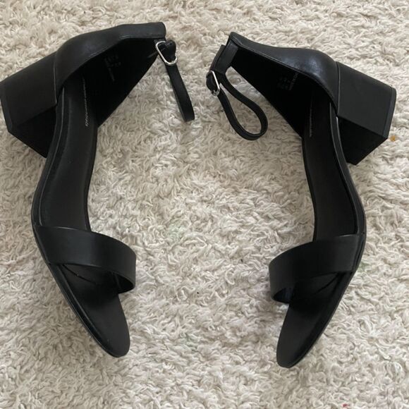 NEW Size 8 Strap Sandals - Picture 4 of 12